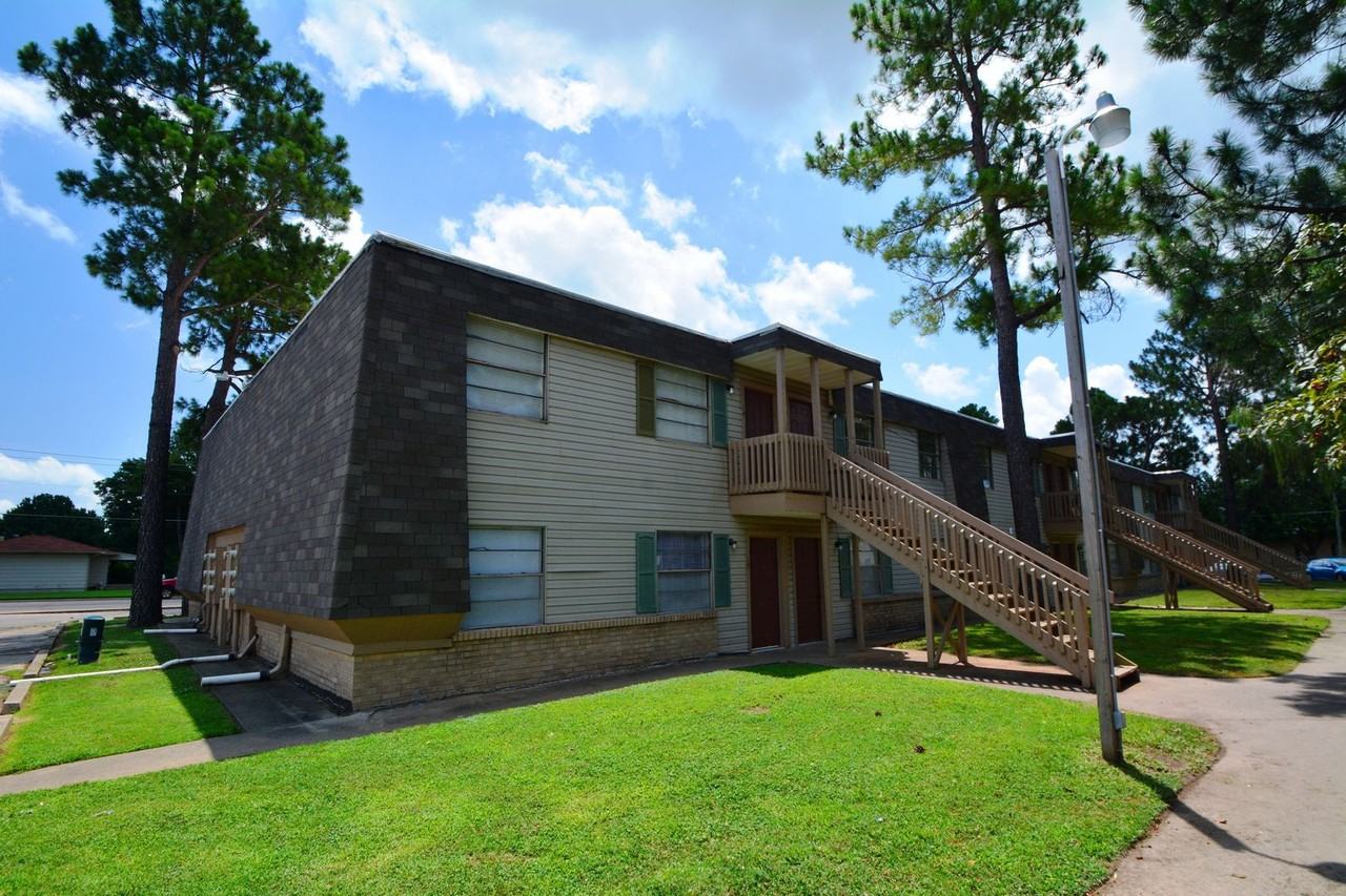 South Point Apartments - Photo 2 of 31