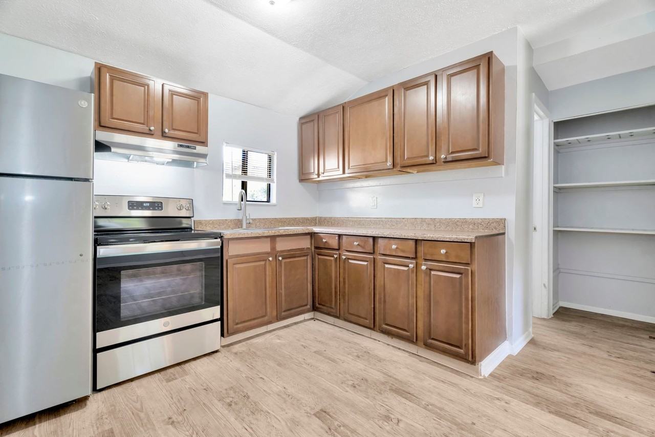 207 N Pinewood Ave - Photo 2 of 10