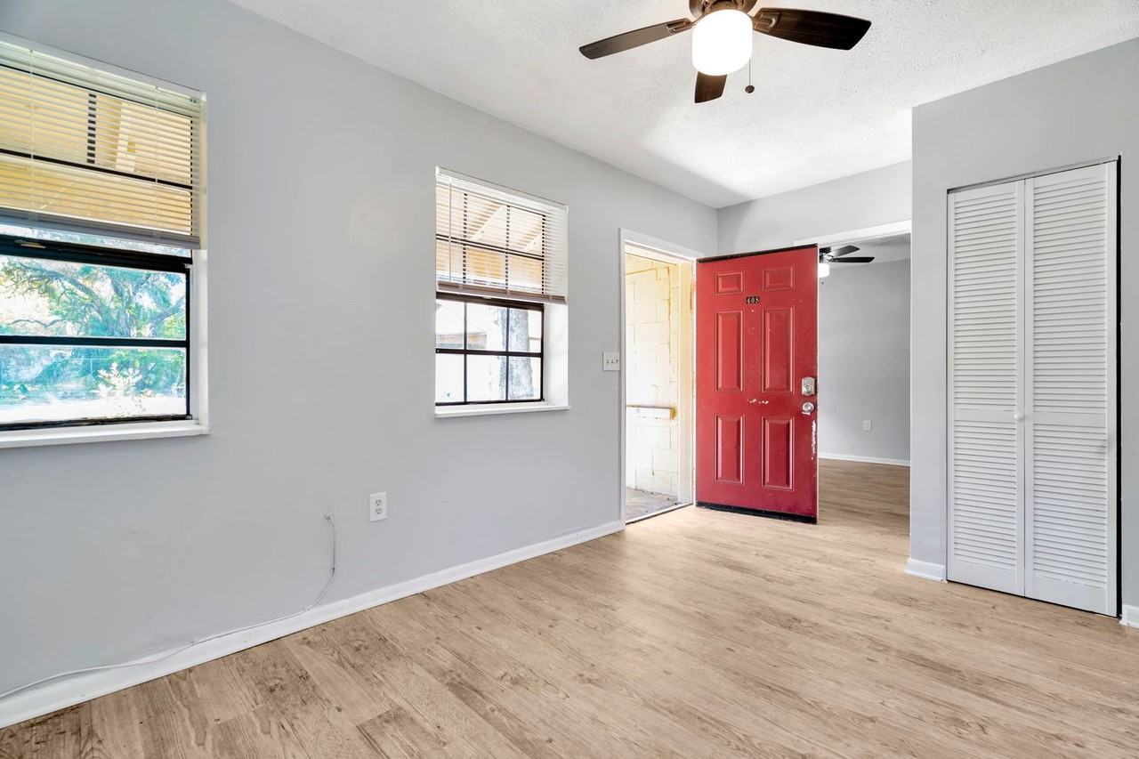 207 N Pinewood Ave - Photo 5 of 10