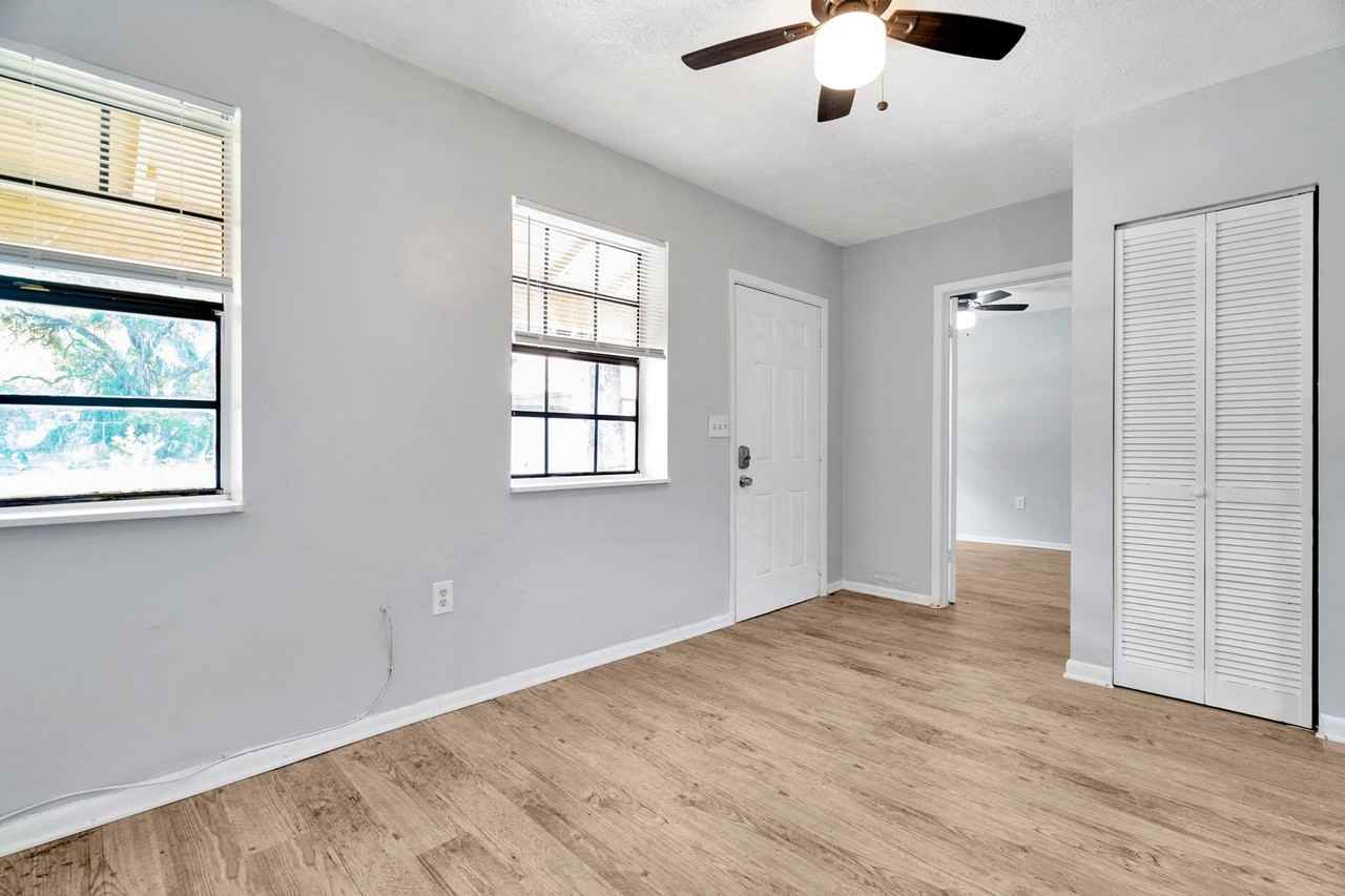 207 N Pinewood Ave - Photo 6 of 10