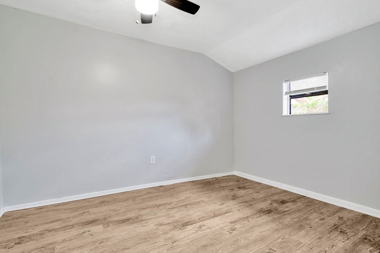 207 N Pinewood Ave - Photo 7 of 10