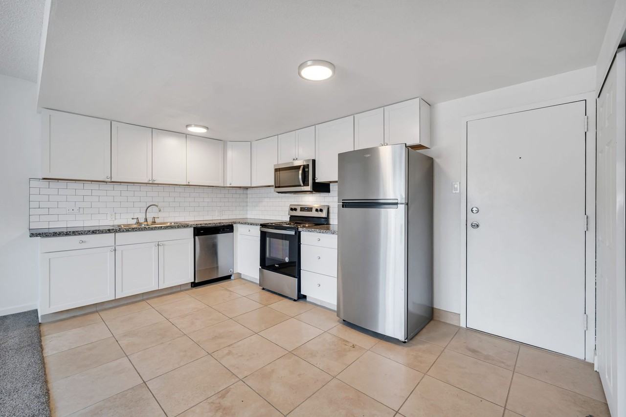 300 Holcomb - Photo 2 of 19