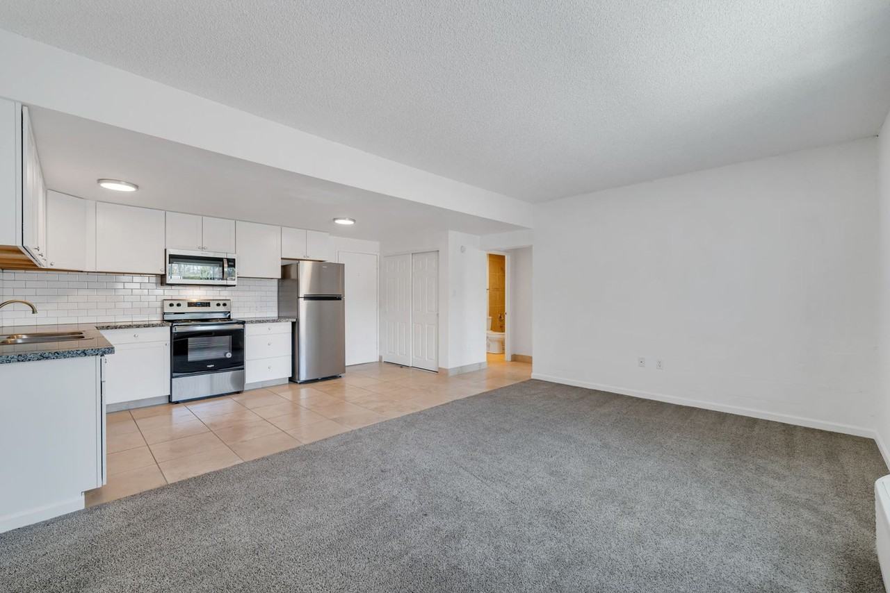 300 Holcomb - Photo 3 of 19