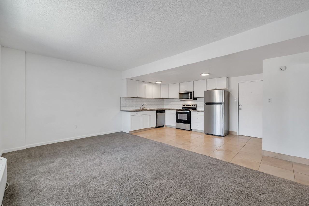 300 Holcomb - Photo 4 of 19