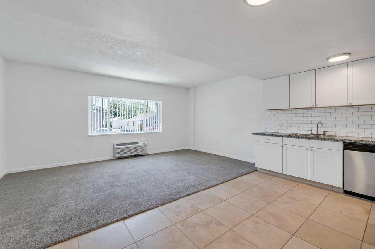 300 Holcomb - Photo 5 of 19