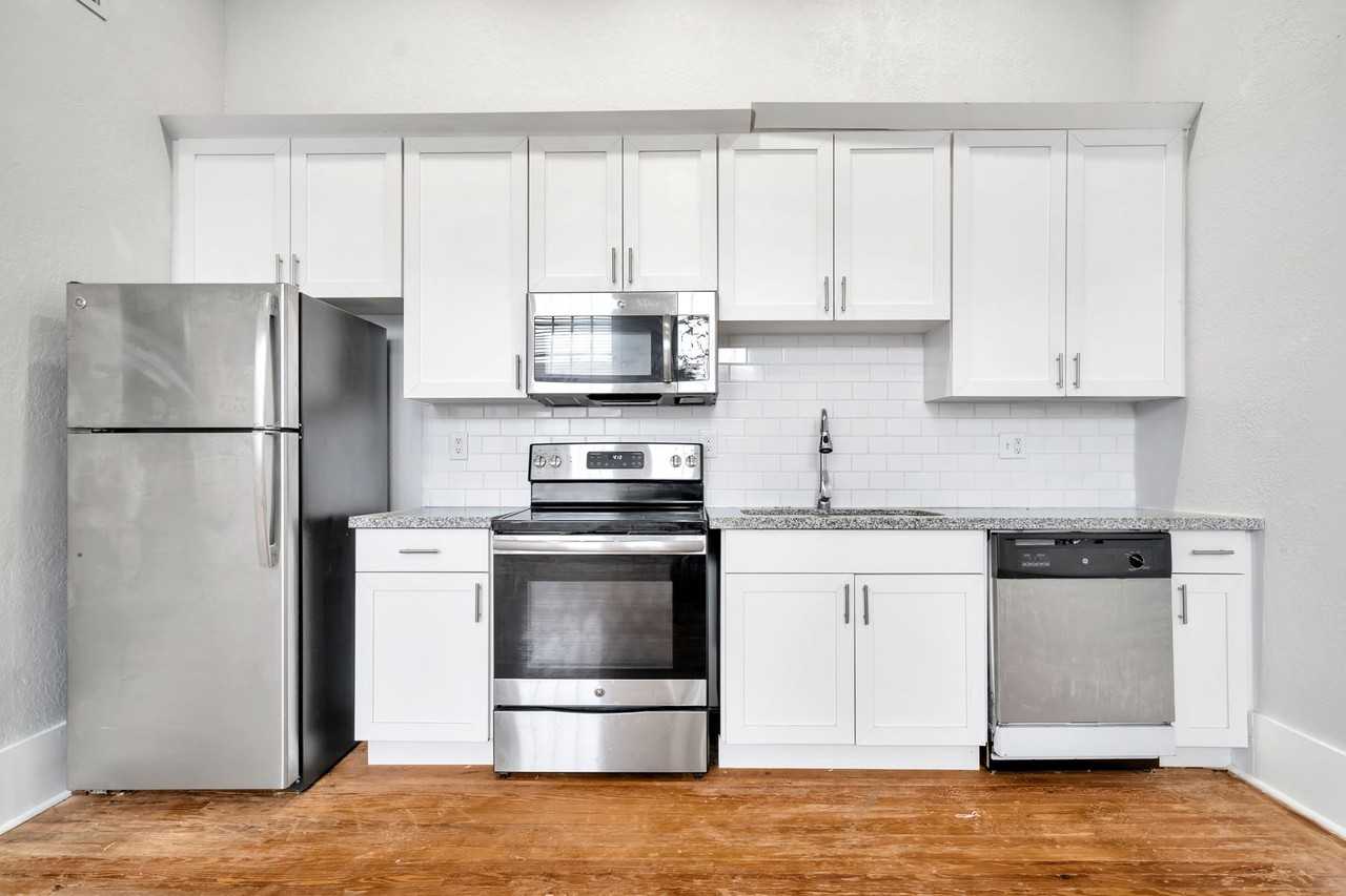 1090 10th St N - Photo 2 of 9