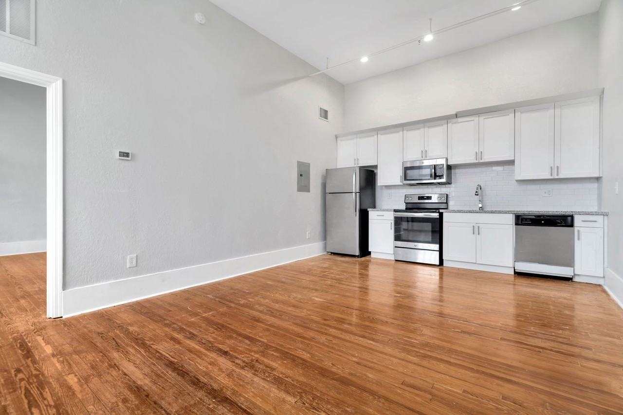 1090 10th St N - Photo 3 of 9