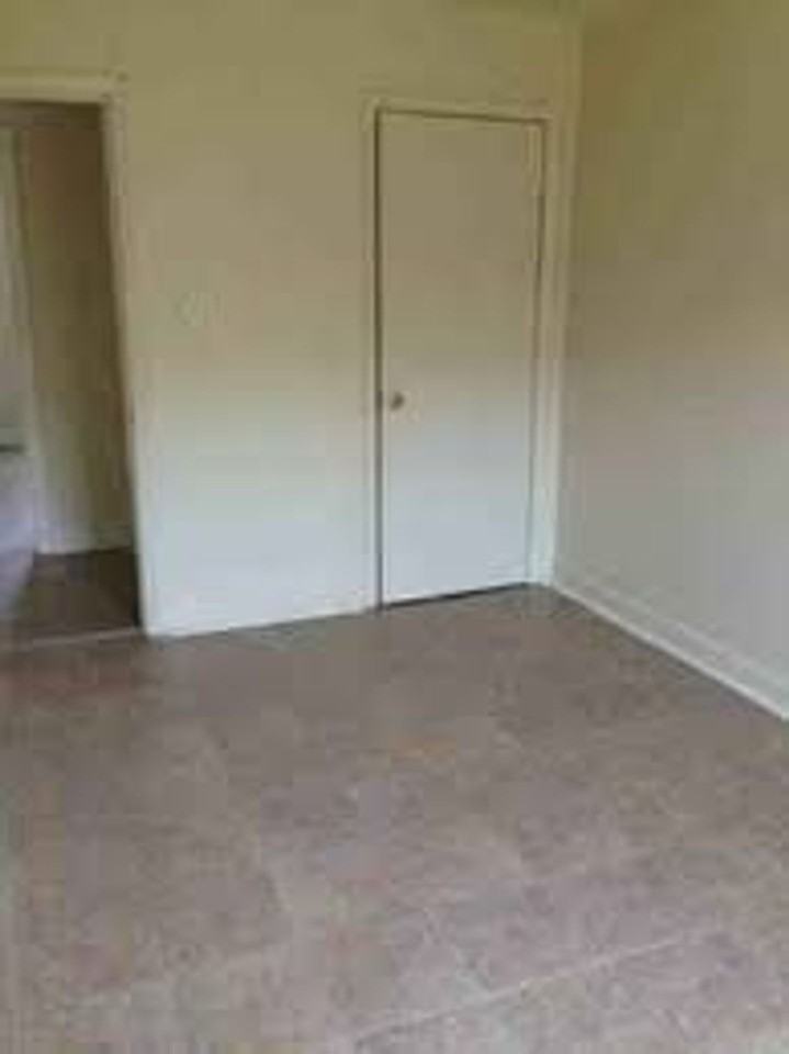 Ivy Manor Apartments - Photo 3 of 4