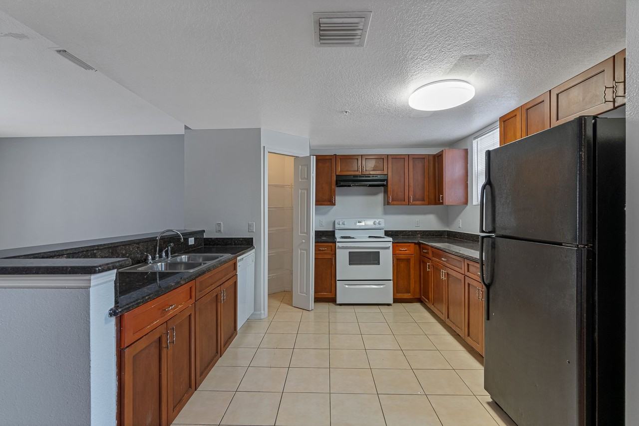 Tampa Commons - Photo 3 of 44