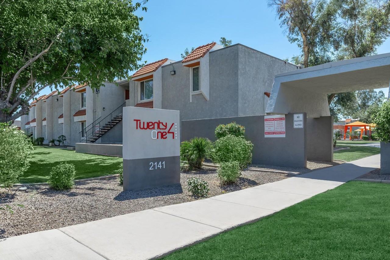 Twenty One 41 - Photo 2 of 50