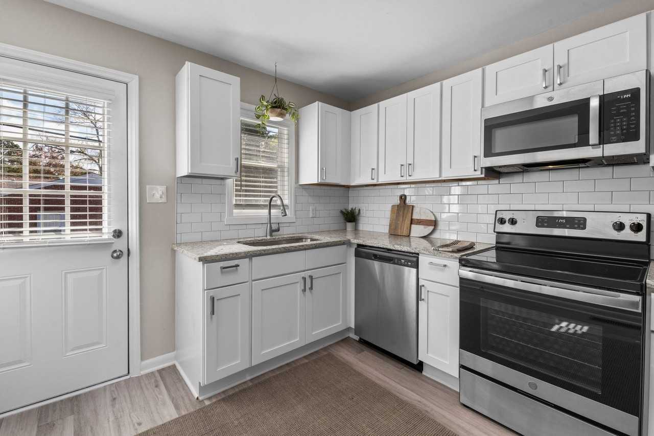 Longview Village Apartments - Photo 7 of 38