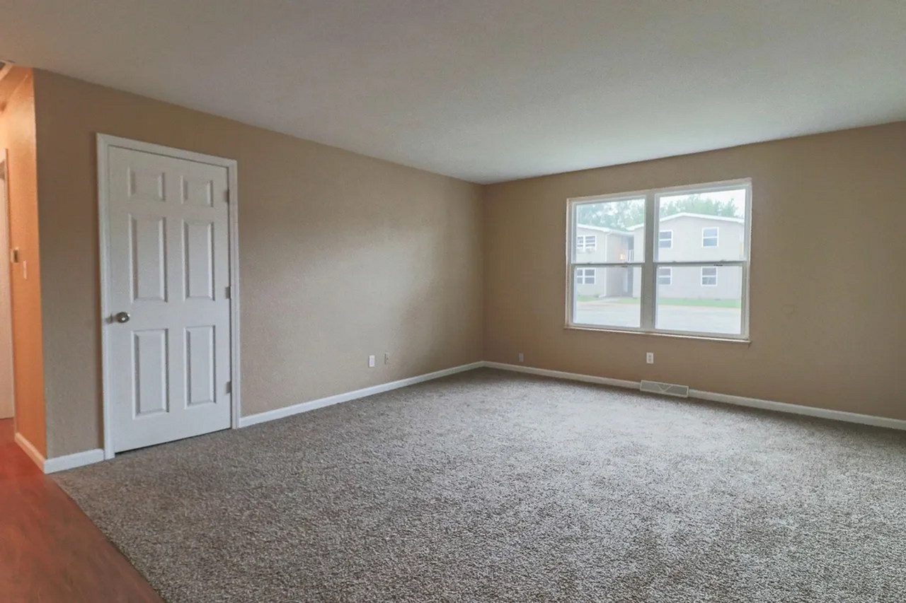 Castlewood Apartments 2032 - Photo 3 of 8