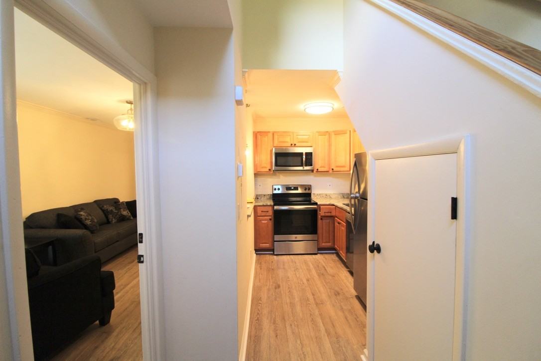 1422 Bradley Dr - Photo 3 of 38