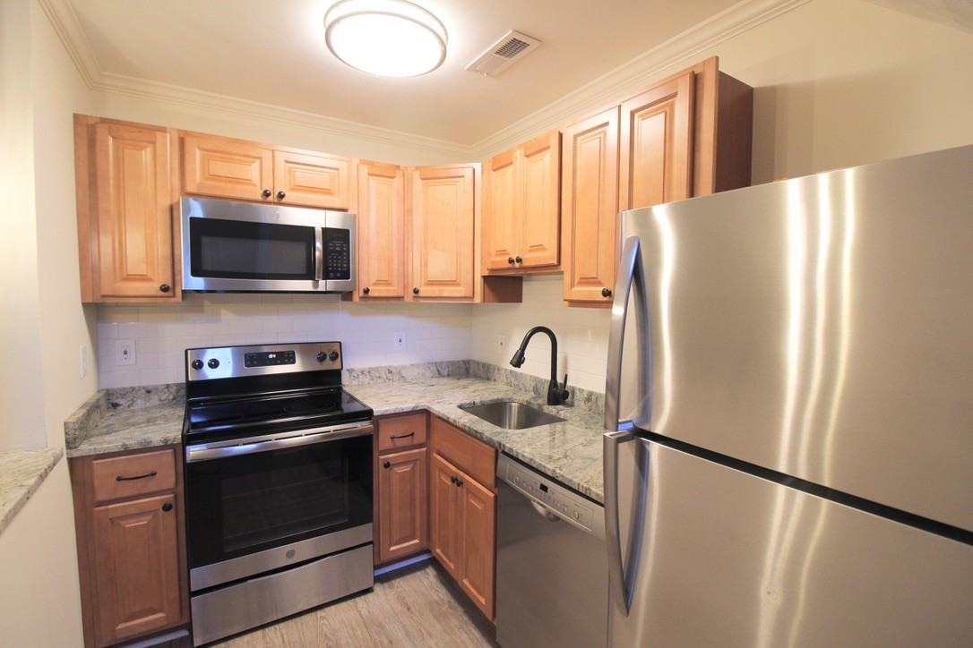 1422 Bradley Dr - Photo 5 of 38