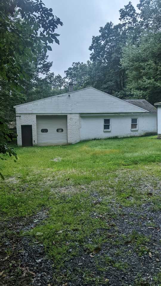 942 Welsh Rd - Photo 2 of 16