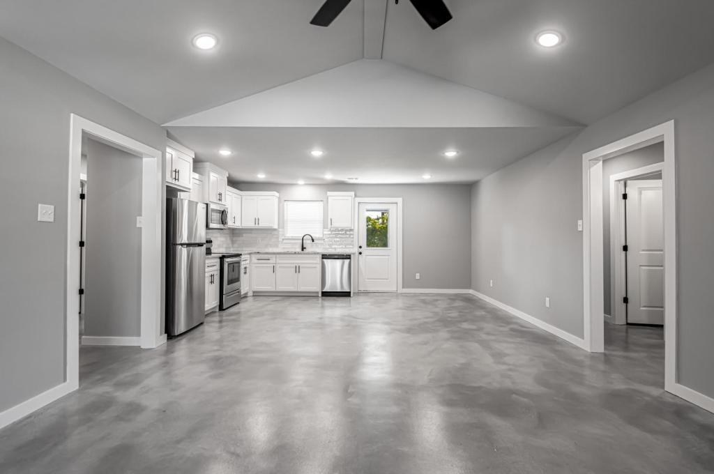 202 Greenwood Ave - Photo 5 of 33