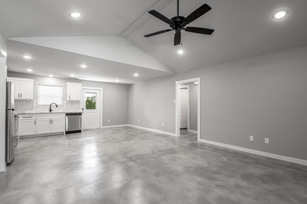 202 Greenwood Ave - Photo 6 of 33