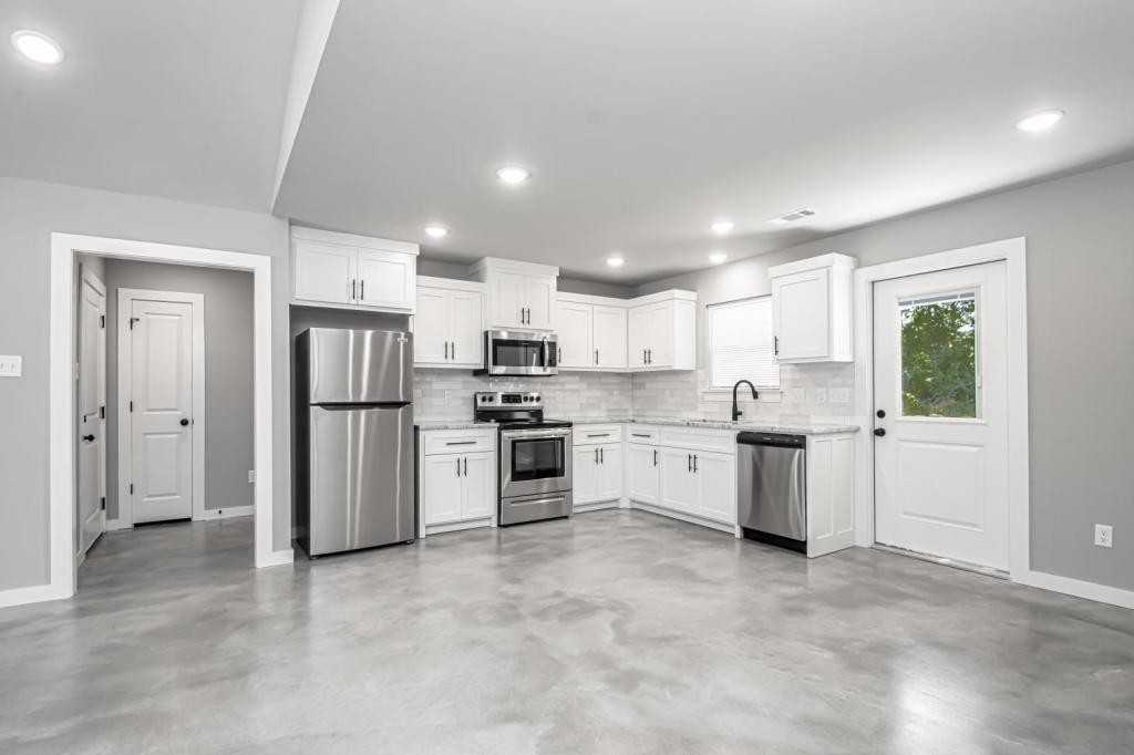 202 Greenwood Ave - Photo 7 of 33