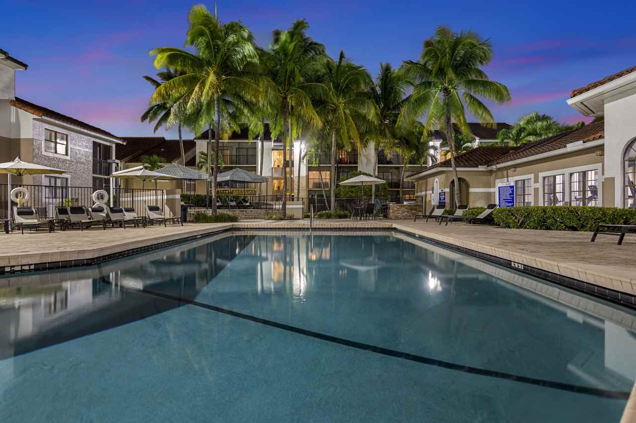 Alvista Hollywood - Photo 3 of 50