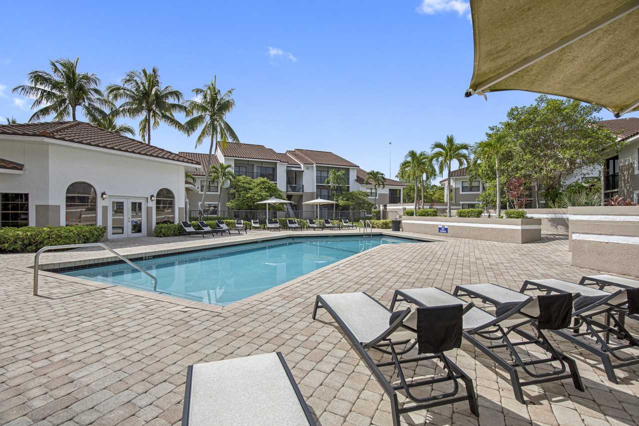 Alvista Hollywood - Photo 5 of 50