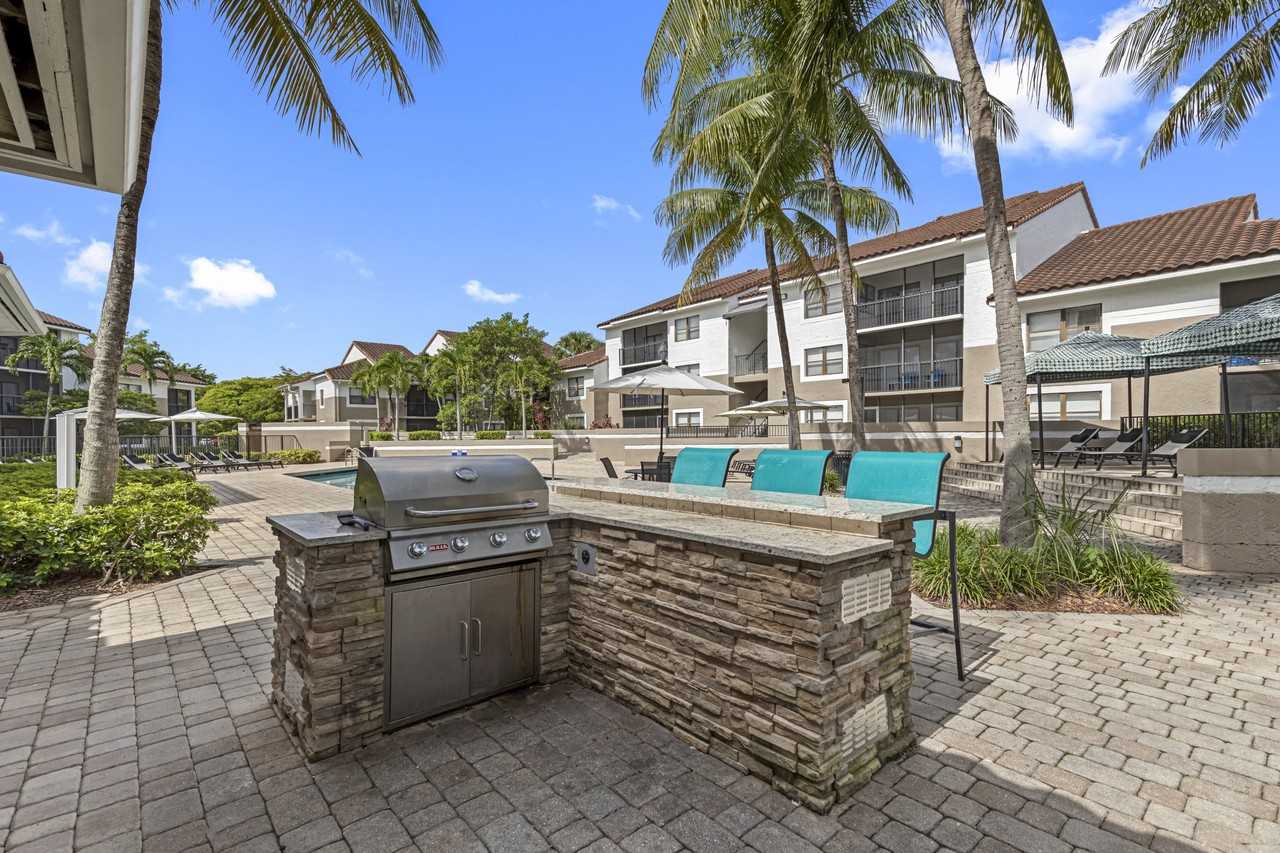 Alvista Hollywood - Photo 7 of 50