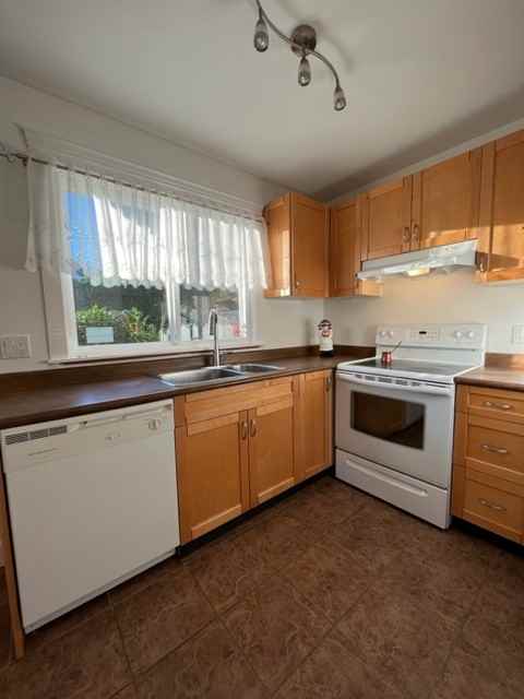 280 Carisbrooke Road East - Photo 2 of 11