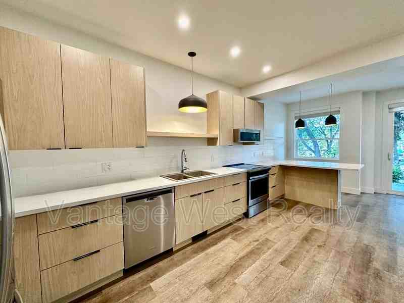 2563 Hebert Rd - Photo 3 of 32