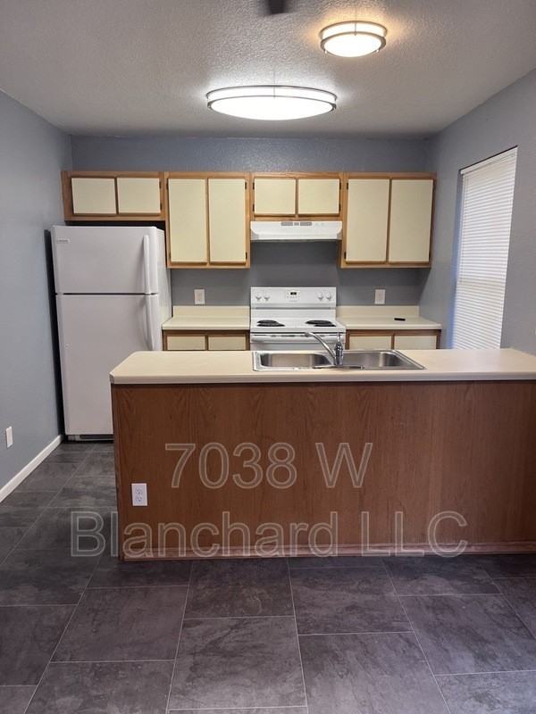 813 Whitney St - Photo 2 of 25