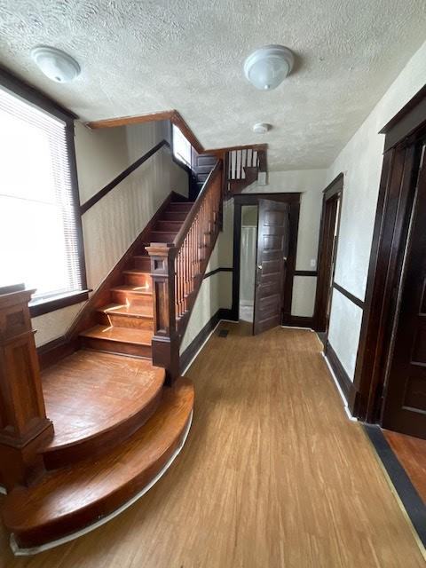 942 Bellevue Pl - Photo 3 of 17