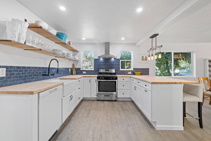 18854 Carter St - Photo 3 of 20