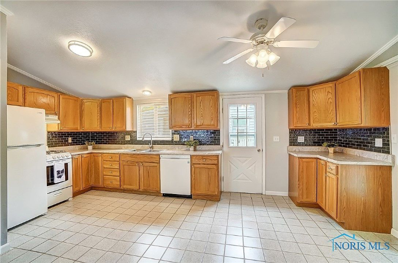 1302 Hugo St - Photo 3 of 18