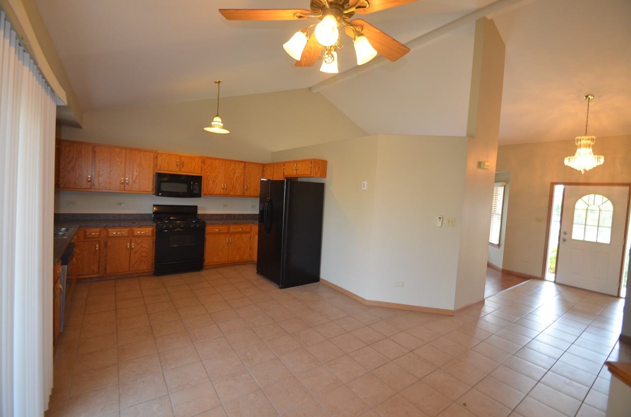 1910 Mystic Dr - Photo 3 of 6