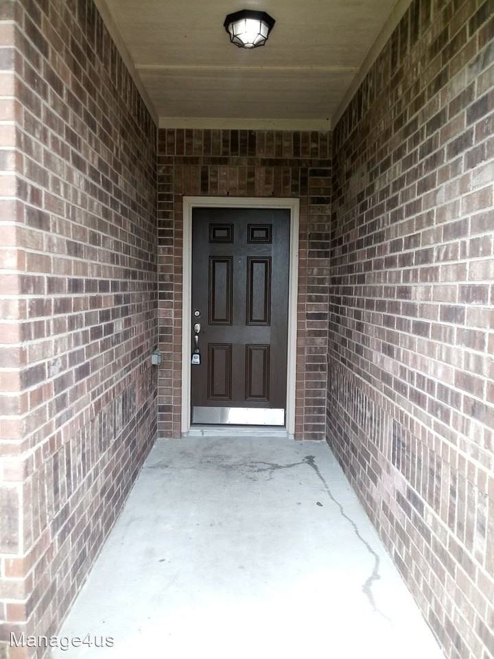 202 Taylor Cir - Photo 2 of 24