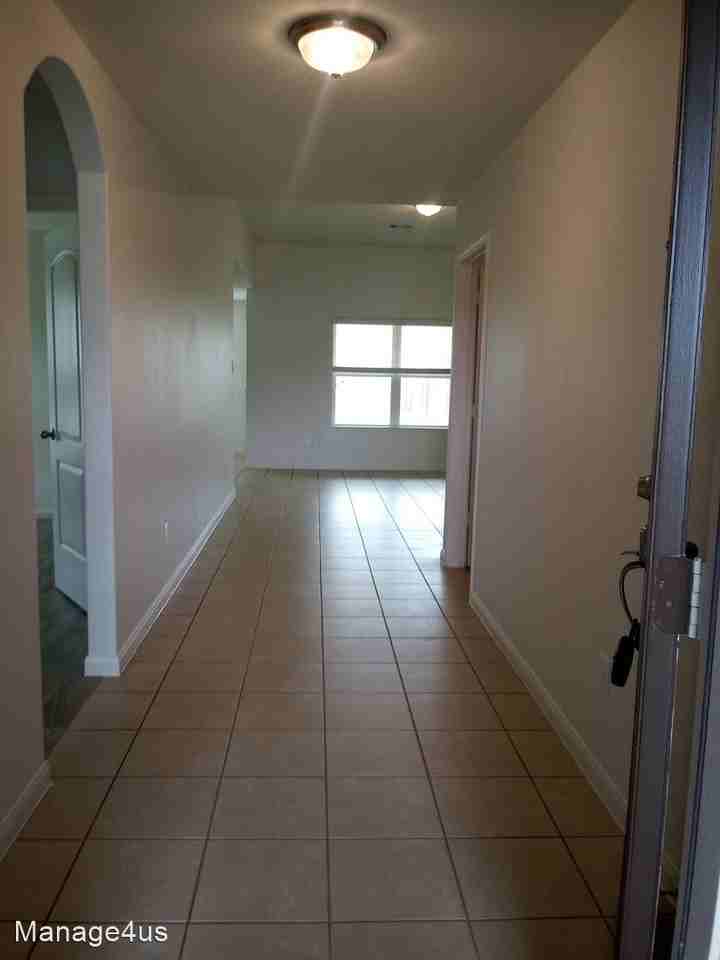 202 Taylor Cir - Photo 3 of 24