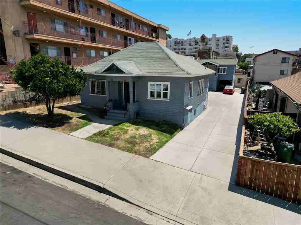 918 North Beaudry Avenue - Photo 2 of 10