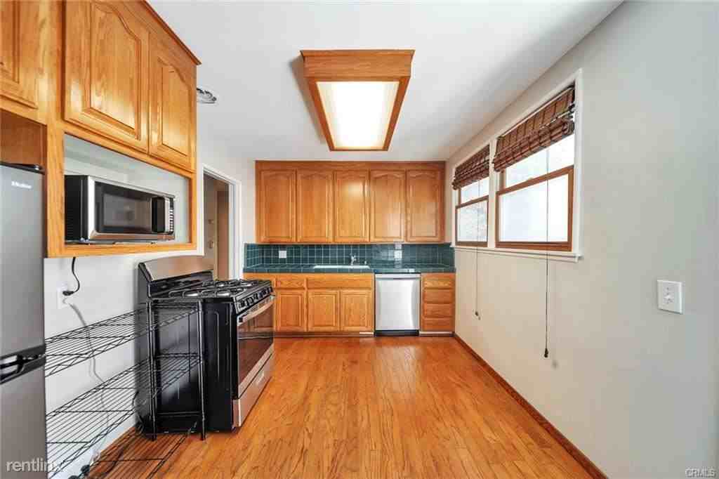 944 Rosecrans Ave - Photo 3 of 11