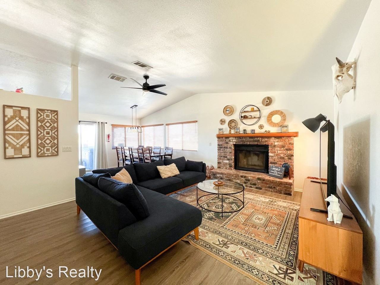 4694 Hooktree Rd - Photo 2 of 33