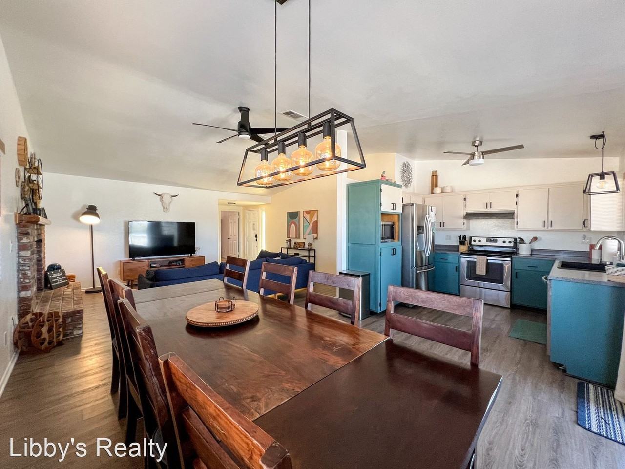 4694 Hooktree Rd - Photo 3 of 33