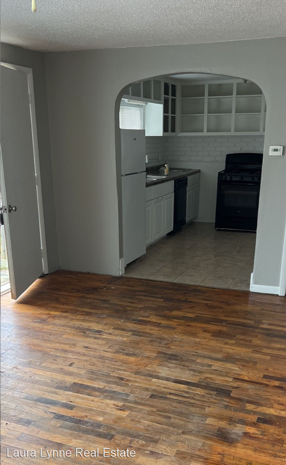 1211 E South Ave - Photo 2 of 11