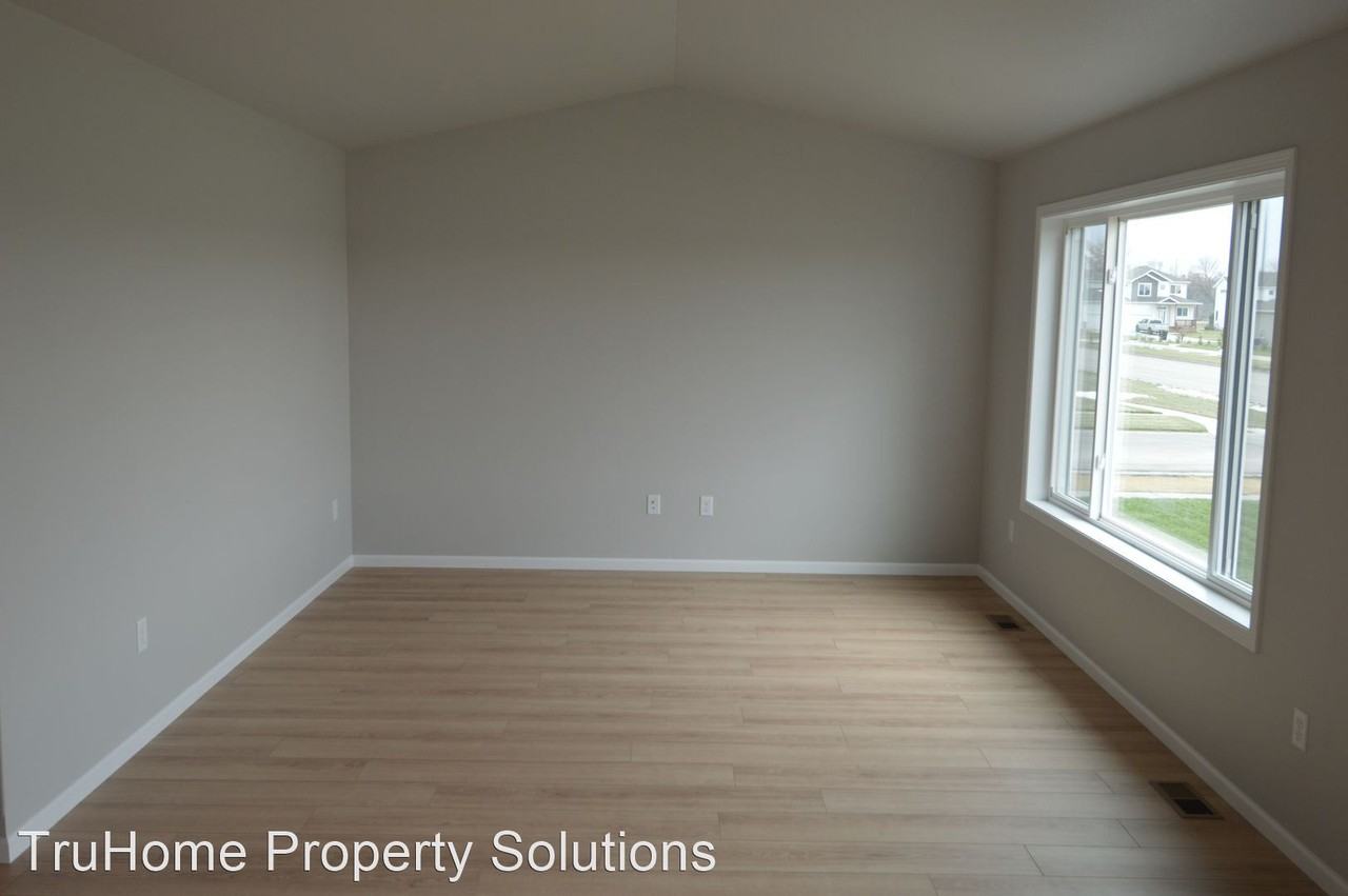 1457 69 Ave S - Photo 3 of 21