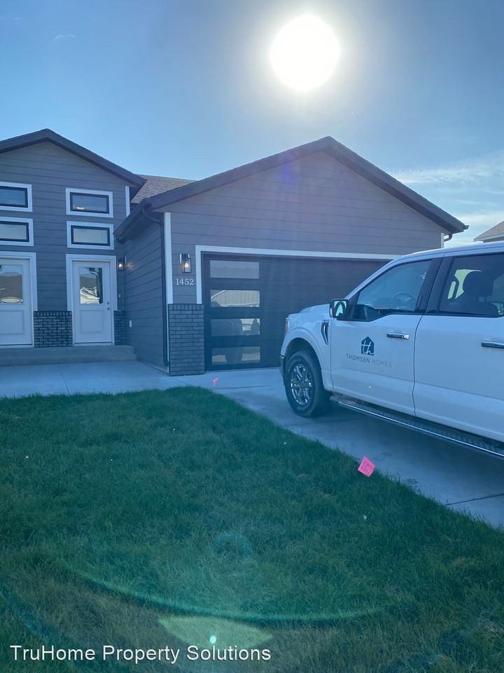 1452 69 Ave S - Photo 2 of 19
