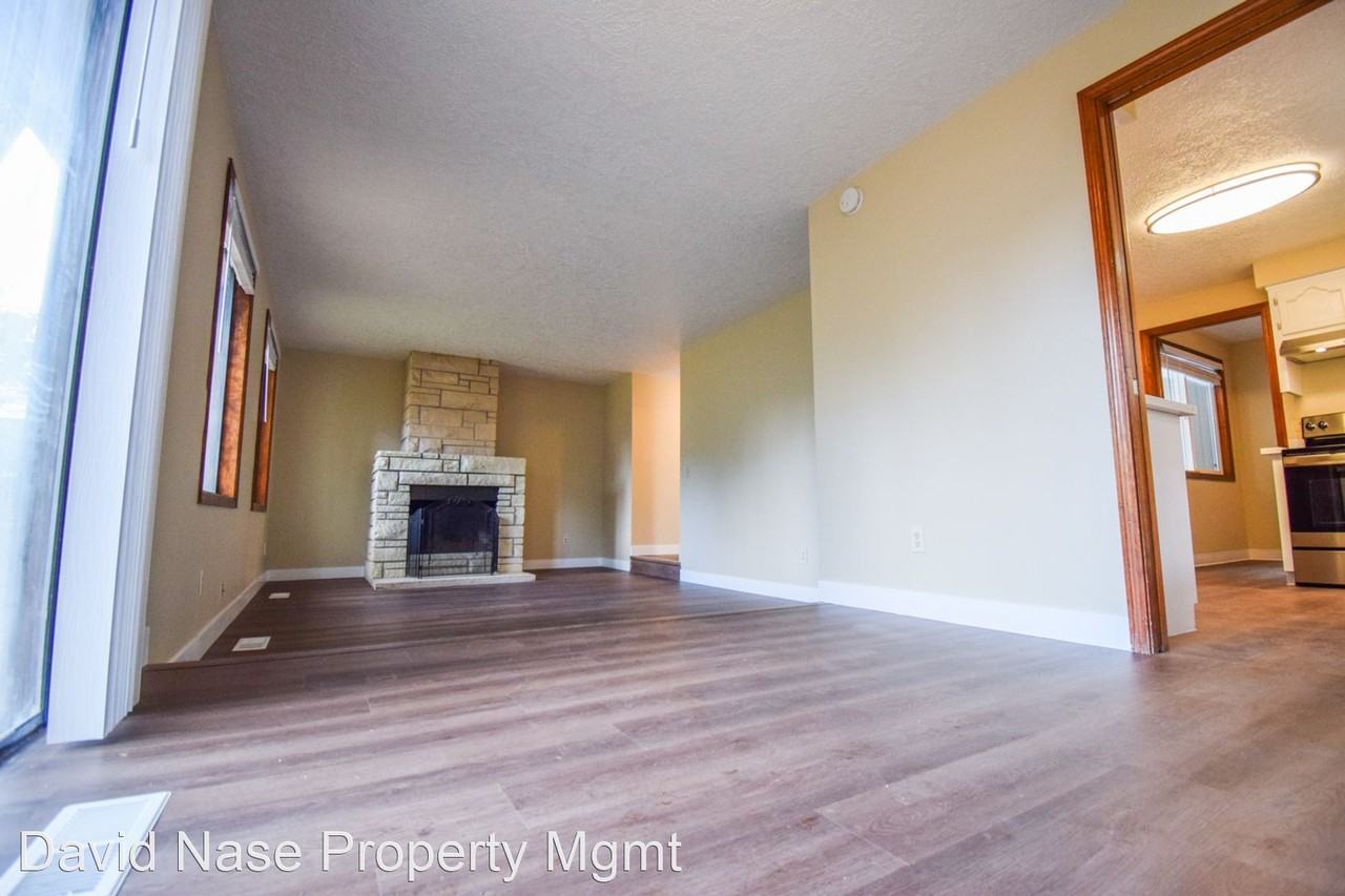 1221 Division St - Photo 3 of 32