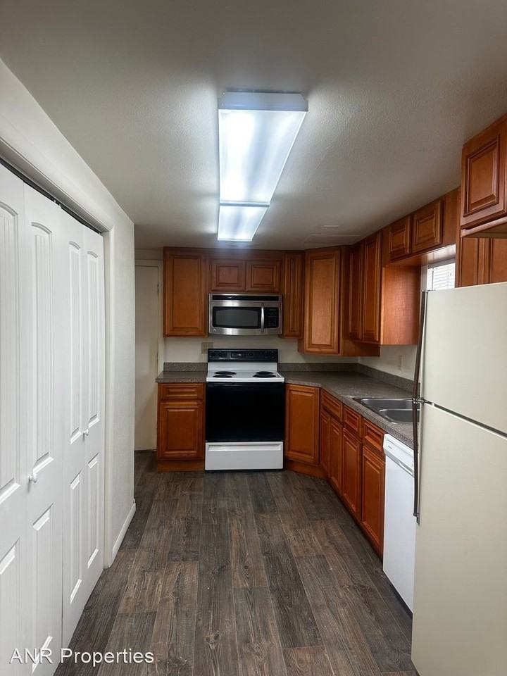 4096 & 4098 Donrich - Photo 3 of 10