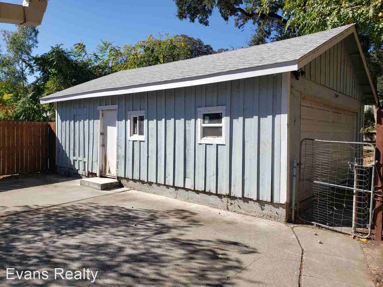 12509 Oak St - Photo 3 of 7