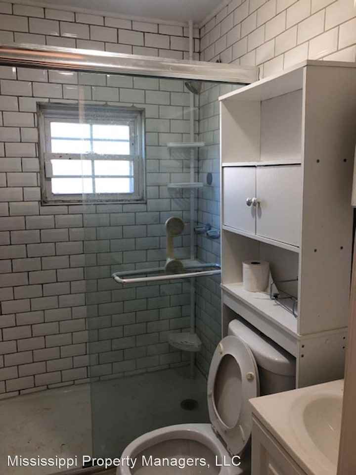 724 N Church St - Photo 3 of 9