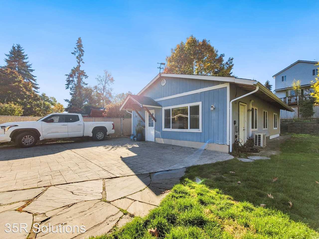 2105 Dayton Ave Ne - Photo 2 of 11