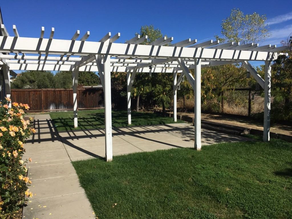 1266 Wrigley St - Photo 3 of 33