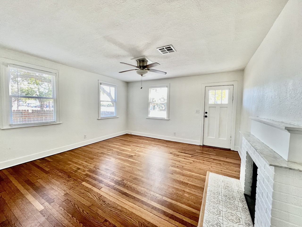 3501 Dartmouth Ave N - Photo 4 of 28