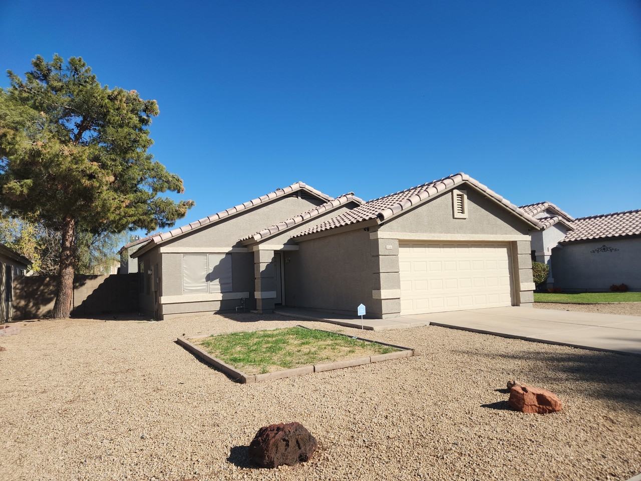 8556 W Mission Ln - Photo 2 of 24