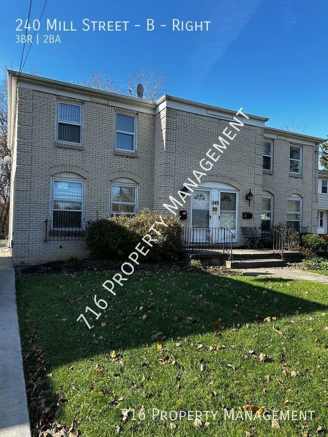 240 Mill St RIGHT, Williamsville, NY 14221 3 Bedroom Apartment for